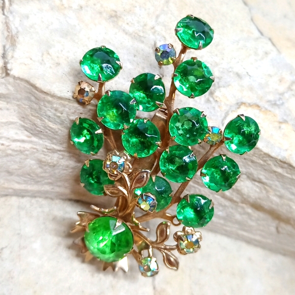 Vintage brooch green round stones